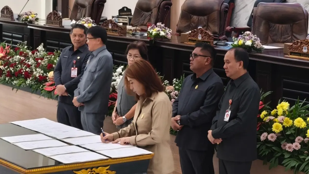 Penandatanganan nota kesepahaman KUA PPAS APBD 2027 pimpinan DPRD, Wali Kota dan Sekkot Manado dalam rapat paripurna, Jumat (24/7)