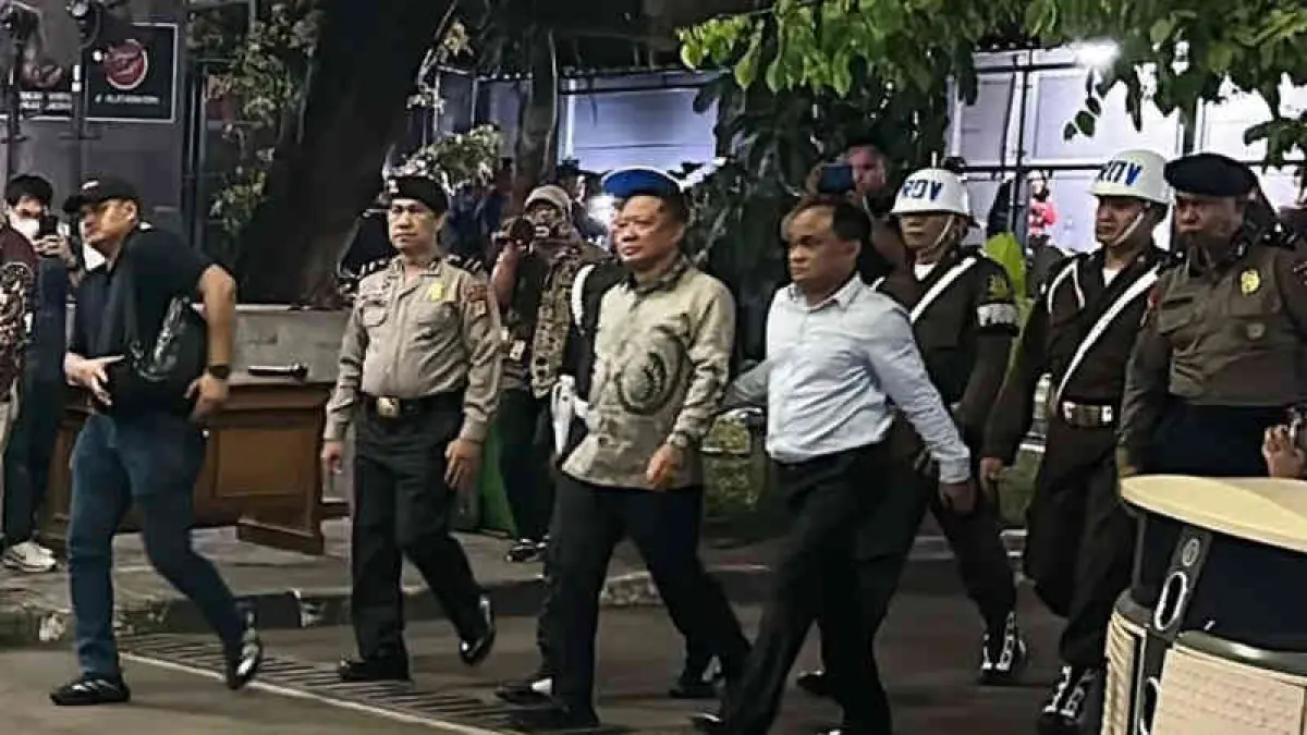 Jaksa Yadyn (kemeja putih) saat membawa mantan Jampidsus Febrie Adriansyah ke sel KPK.(Foto Istimewa-Murianews/Antara)