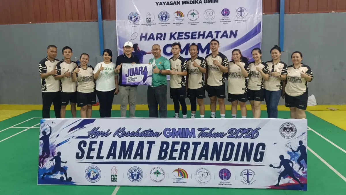 Ketua Yayasan Medika Pdt John Slat memberikan tanda pemenang lomba Bulutangkis ke Direktur RSU Siloam Sonder dr Billy Manengkei 