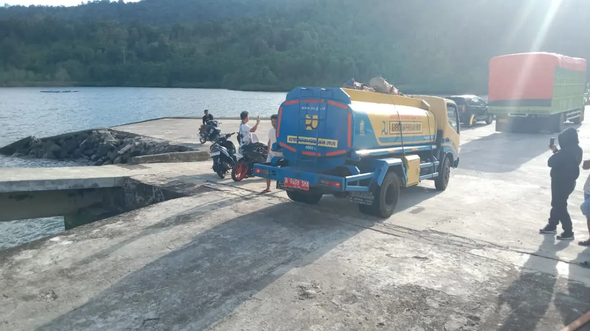 Bantuan darurat bencana tiba di pelabuhan feri Pananaru.