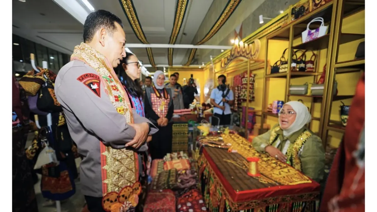 Kapolri Jenderal Polisi Listyo Sigit Prabowo&nbsp;bersama Ketua Umum Bhayangkari meninjau Bazar Kreasi Bhayangkari Nusantara 2026 di Jakarta Convention Center, Senayan, Jakarta Pusat, Jumat (24/7/2026) malam.