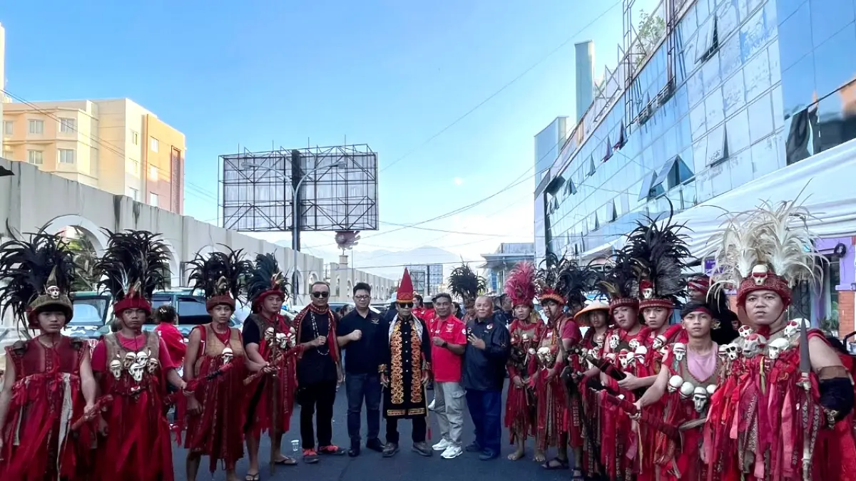 SOLID: Johanis Solang bersama penasehat dan jajaran DPD Waraney Penjaga Tanah Tou Lumimuut Minut usai dilantik Tonaas Wangko Audy Malonda.
