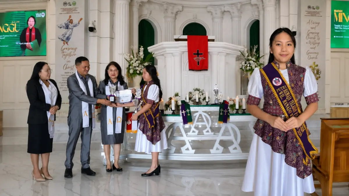Bianca Anabel Rahel Tenda, peraih Juara I Putri Remaja Teladan GMIM Wilayah Manado Winangun Tahun 2026, secara simbolis menyerahkan piala kemenangannya kepada Badan Pekerja Majelis Jemaat (BPMJ) GMIM Yesus Memberkati.&nbsp;