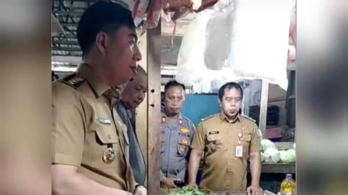 Bupati Michael Thungari mengecek harga bahan pokok di pasar Towoe Tahuna, Senin (27/7/26).