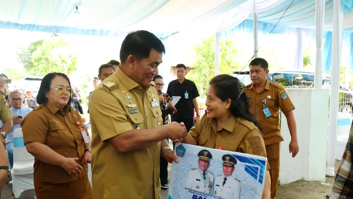 Penyerahan bantuan pertanian oleh gubernur di Kabupaten Minahasa.