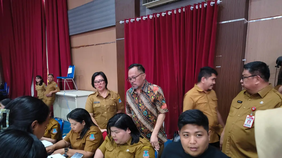PERCEPAT: Wakil Wali Kota Manado saat meninjau proses pendaftaran Perlinsos, Senin (27/7) di Aula Serbaguna Pemkot.
