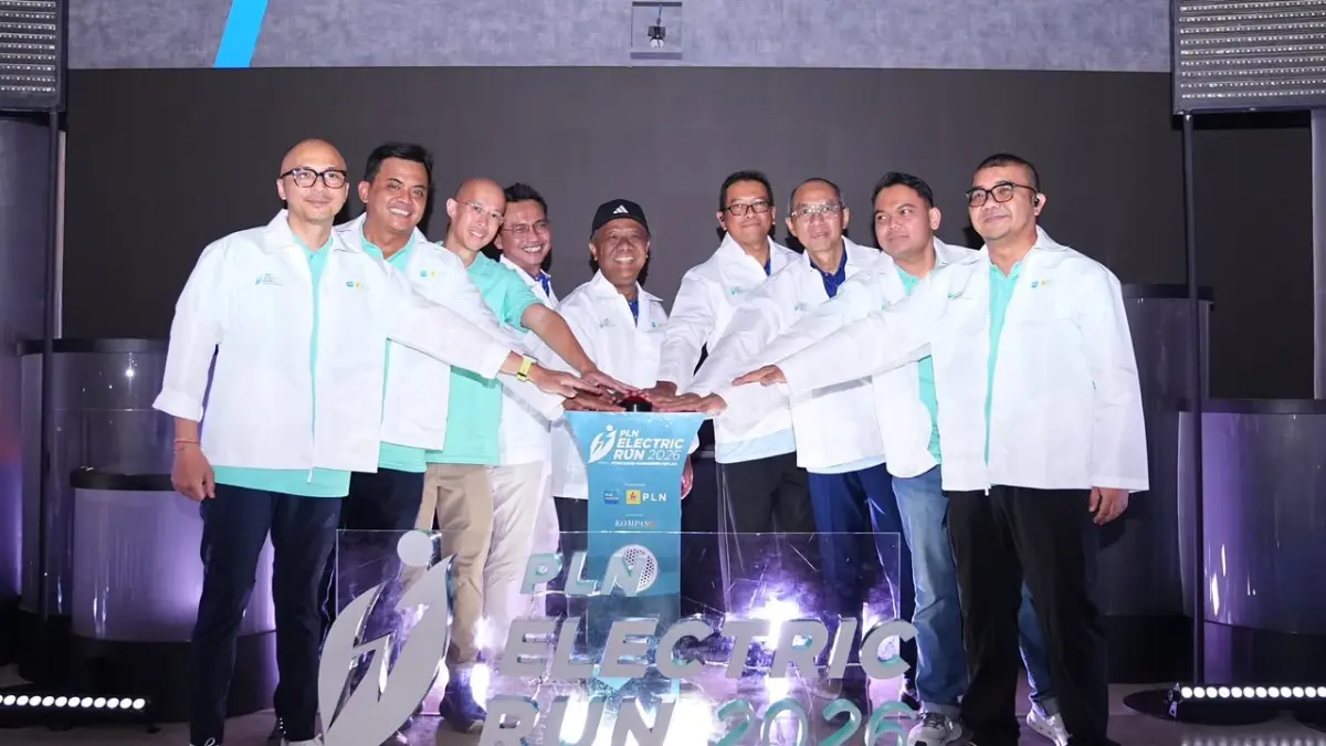 Wakil Direktur Utama PLN, Yusuf Didi Setiarto (tengah) bersama Direktur Manajemen Risiko PLN, Denny Triyanto (kiri), Direktur Retail dan Niaga PLN, M. Fahrur Rozy (kedua dari kiri), Direktur Perencanaan Korporat dan Pengembangan Bisnis PLN, Rakhmad Dewanto Haris (keempat dari kiri), Direktur Keuangan PLN, Sulistyo Biantoro (keempat dari kanan), Direktur Teknologi, Engineering, dan Keberlanjutan PLN, Edwin Nugraha Putra (ketiga dari kanan), Direktur Utama PLN Icon Plus, Chipta Perdana (kedua dari kanan), CEO KG Media, Andy Budiman Kumala (ketiga dari kiri), dan Sekretaris Perusahaan PLN, Yuliandra Syahrial N. (kanan) secara simbolis melakukan penekanan tombol pada Launching PLN Electric Run 2026 di Kantor PLN Pusat, Jakarta pada Jumat (24/7).