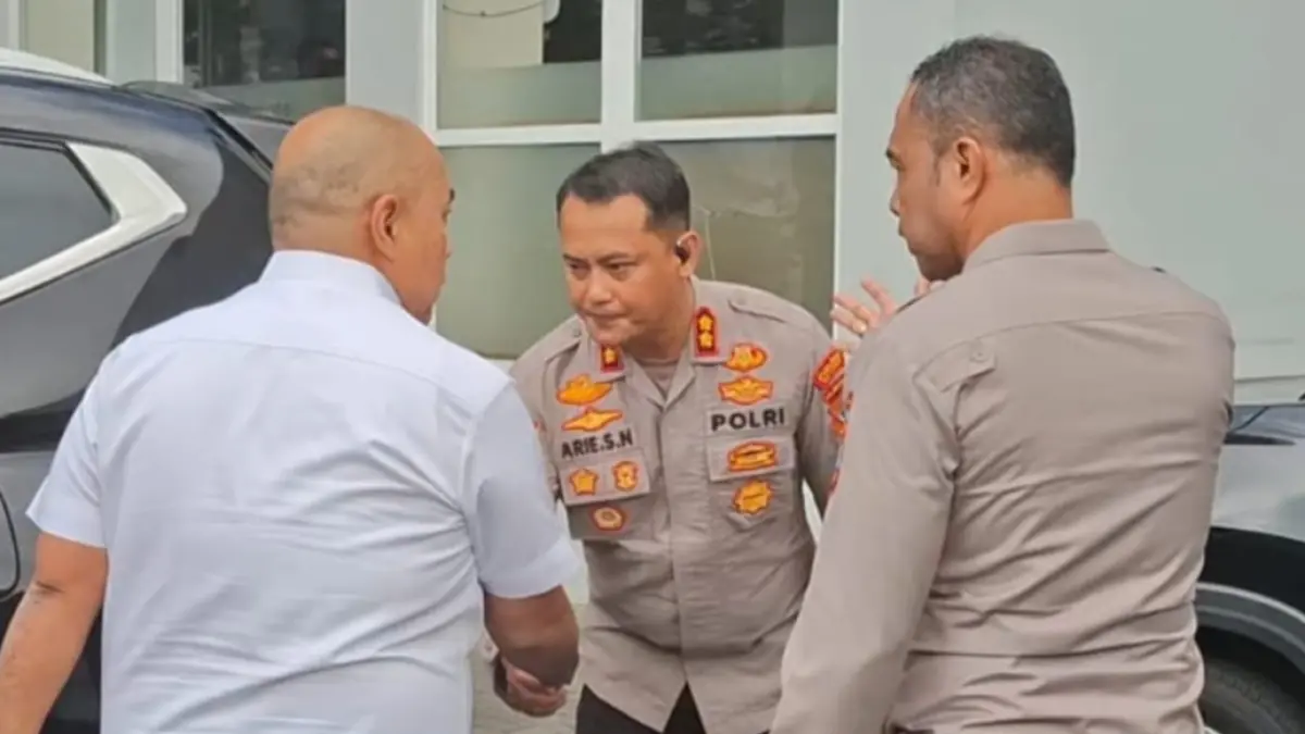 Kapolres Bitung AKBP Arie Sulistyo Nugroho saat menyambut kedatangan tim Itwasum Polri.(Dok Istimewa)