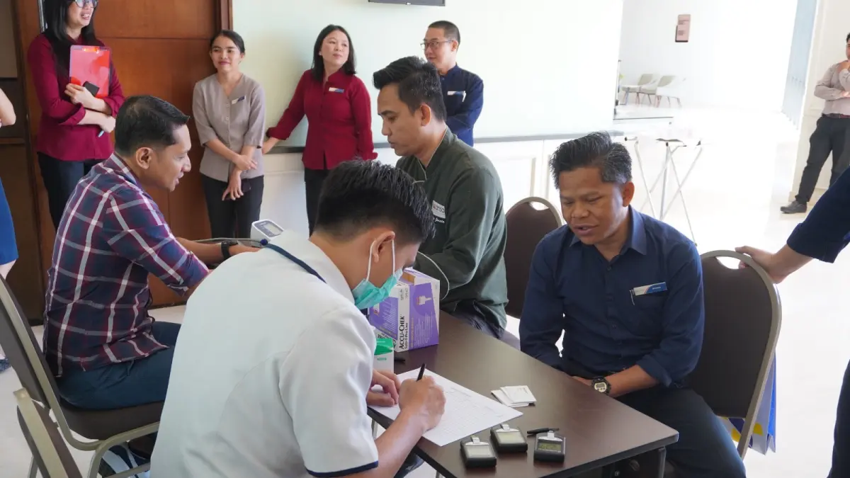 Luwansa Hotel Manado menggandeng Siloam Hospital mengedukasi karyawan mengenali gejala serangan jantung lewat Health Talk dan cek kesehatan.