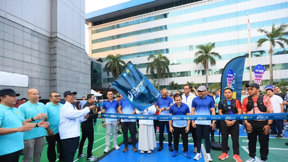 Wakil Direktur Utama PLN, Yusuf Didi Setiarto (keempat dari kiri memegang bendera) melepas para peserta Shakeout Run dan Fun Walk di PLN Kantor Pusat, Jakarta pada Jumat (24/7). Kegiatan yang diikuti oleh komunitas pelari tersebut merupakan bagian dari rangkaian acara Launching PLN Electric Run 2026.