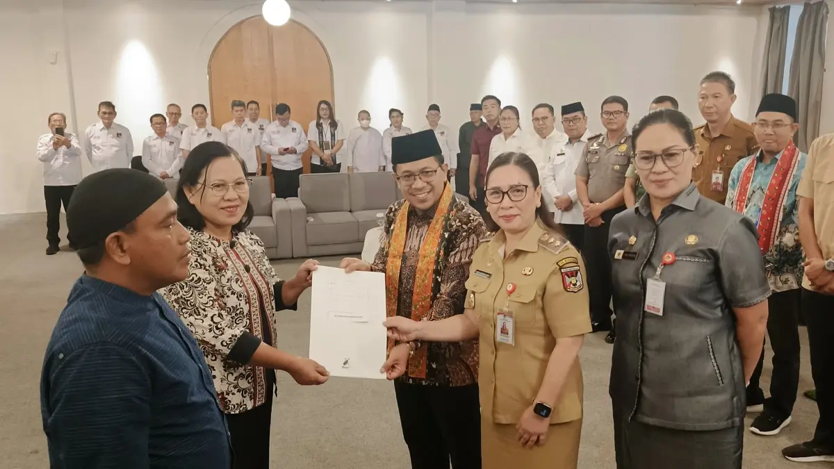 SERAHKAN: Penyerahan SK kepada pengurus FKUB Kecamatan, Selasa (28/72026).
