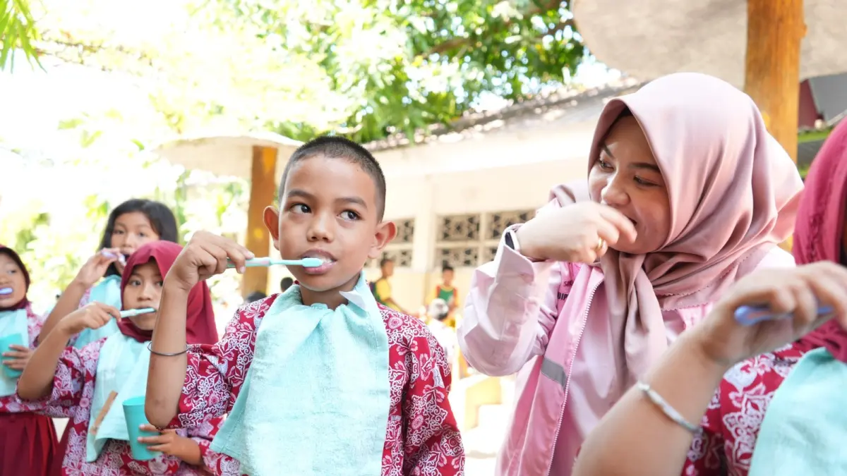 Srikandi PLN UPT Makassar mendampingi peserta didik SD Inpres Sambung Jawa II mempraktikkan cara menyikat gigi yang baik dan benar. Praktik bersama ini menjadi bagian dari edukasi kesehatan gigi dan mulut dalam rangka memperingati Hari Anak Nasional 2026.