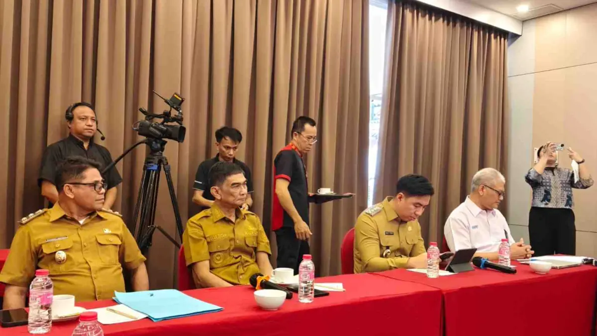 Bupati Michael Thungari (Ketiga dari kiri /duduk) bersama sejumlah kepala daerah lainnya se-Sulut saat menghadiri pertemuan dengan 