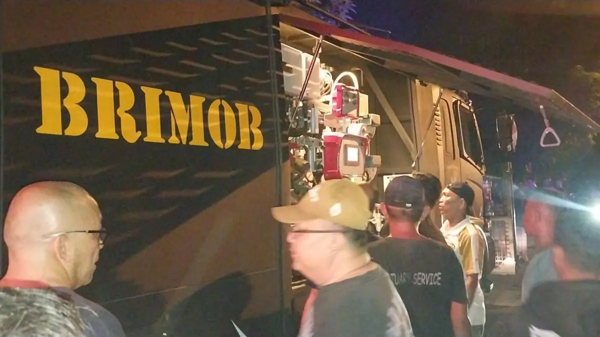 Dalam upaya mempercepat penanganan kebakaran, personel Brimob Polda Sulut terpantau turut diterjunkan ke lokasi.