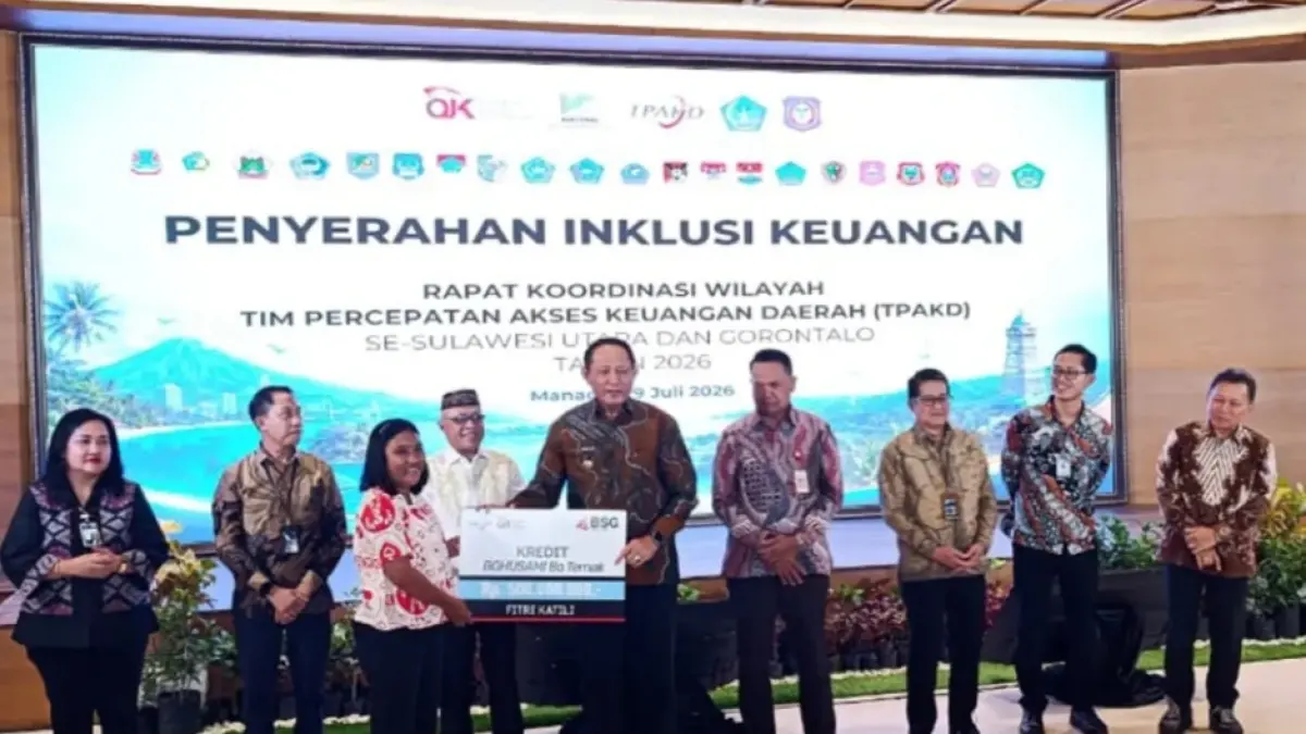 Gubernur Gorontalo Gusnar Ismail menyalurkan secara simbolik KUR Bohusami di Rakorwil TPAKD SulutGo 2026, Rabu (27/7)