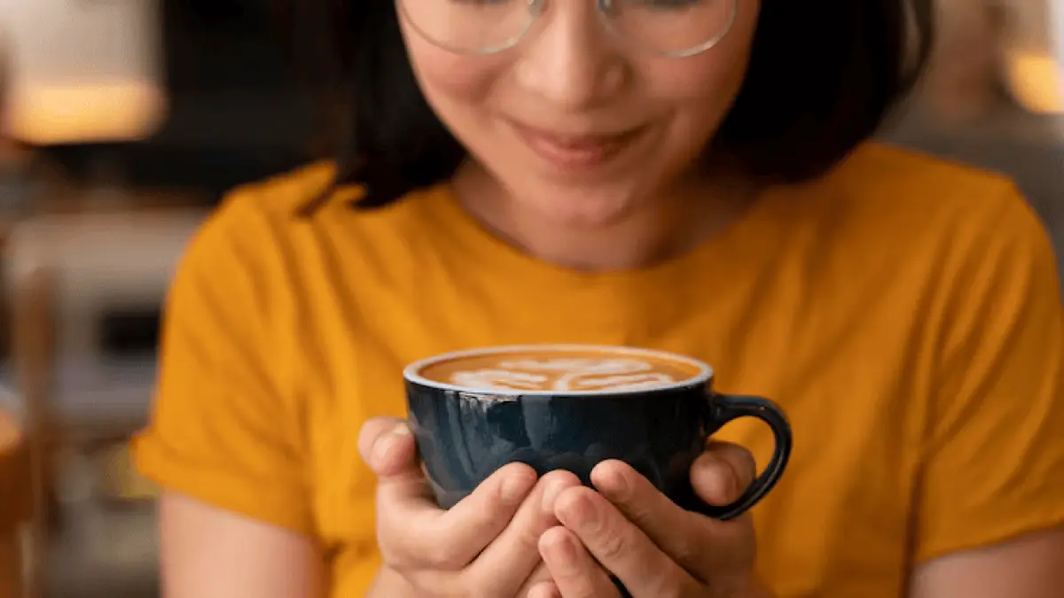Ilustrasi wanita minum kopi (doc: Freepik)