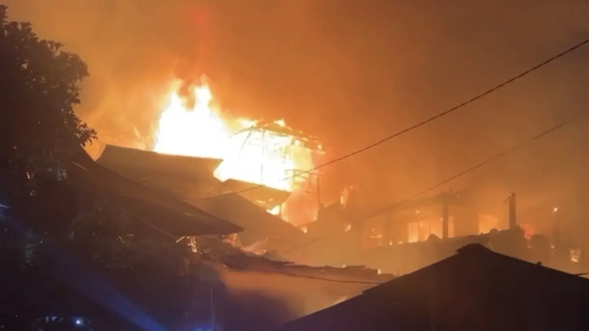 Kebakaran melanda kawasan permukiman padat penduduk di Kelurahan Wanea, Lingkungan I, Kecamatan Wanea, Kota Manado, Sulawesi Utara, Rabu (29/7/2026) malam.