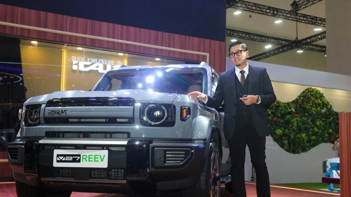 Product Planning Manager iCAR Indonesia, Tommy Hermansyah, menjelaskan fitur dan keunggulan iCAR V27