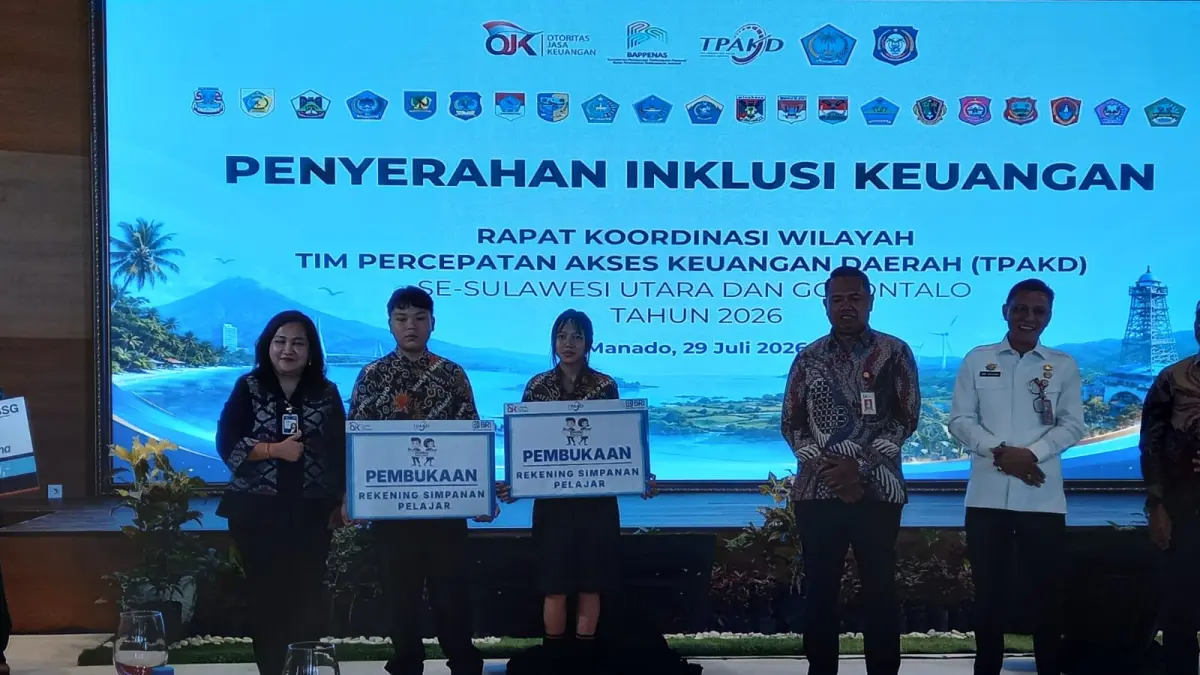 RCEO BRI Region 16 Manado Elisabeth Primasari bersama Kepala OJK Sulutgo dan jajaran menyerahkan tabungan pelajar, di sela Rakorwil TPAKD SuluGo, Rabu (29/7)