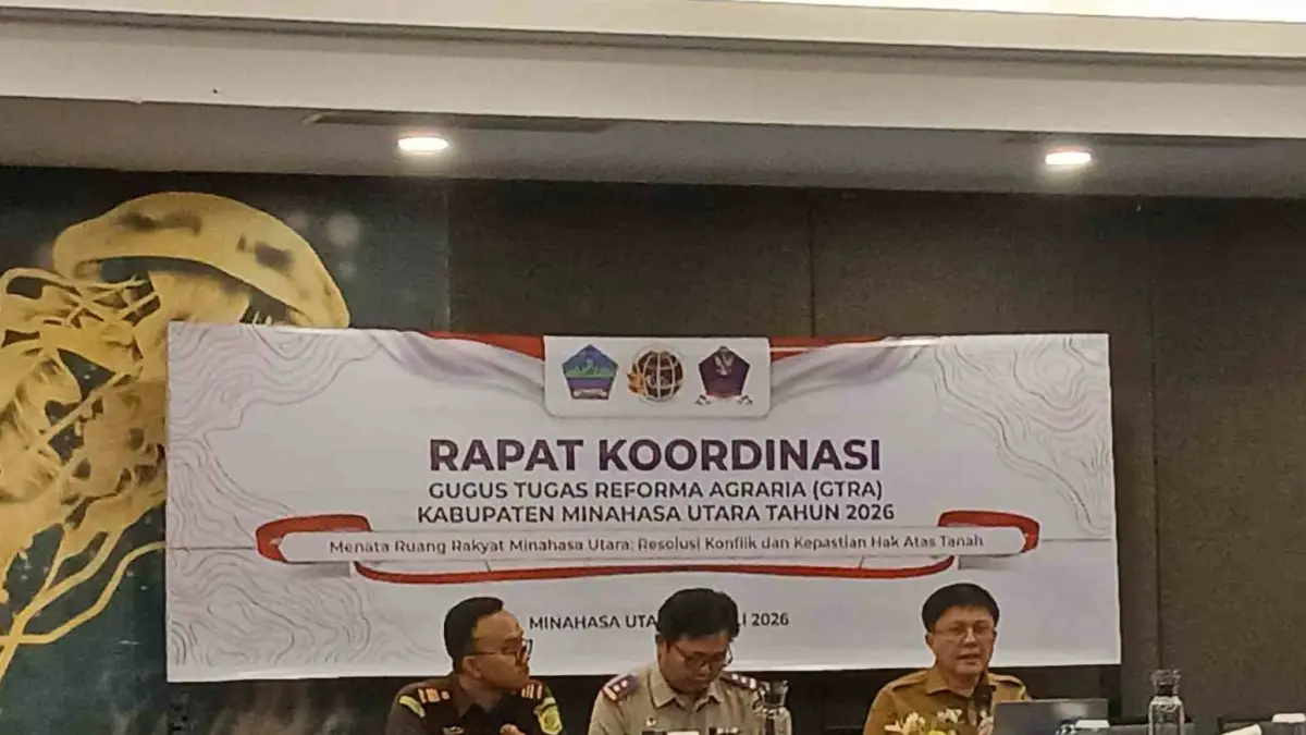 Sekretaris Daerah Minahasa Utara, Novly Wowiling saat memberikan materi dalam Rapat Koordinasi Tim Gugus Tugas Reforma Agraria (GTRA) Tahun 2026 yang digelar di The Sentra Hotel. 
