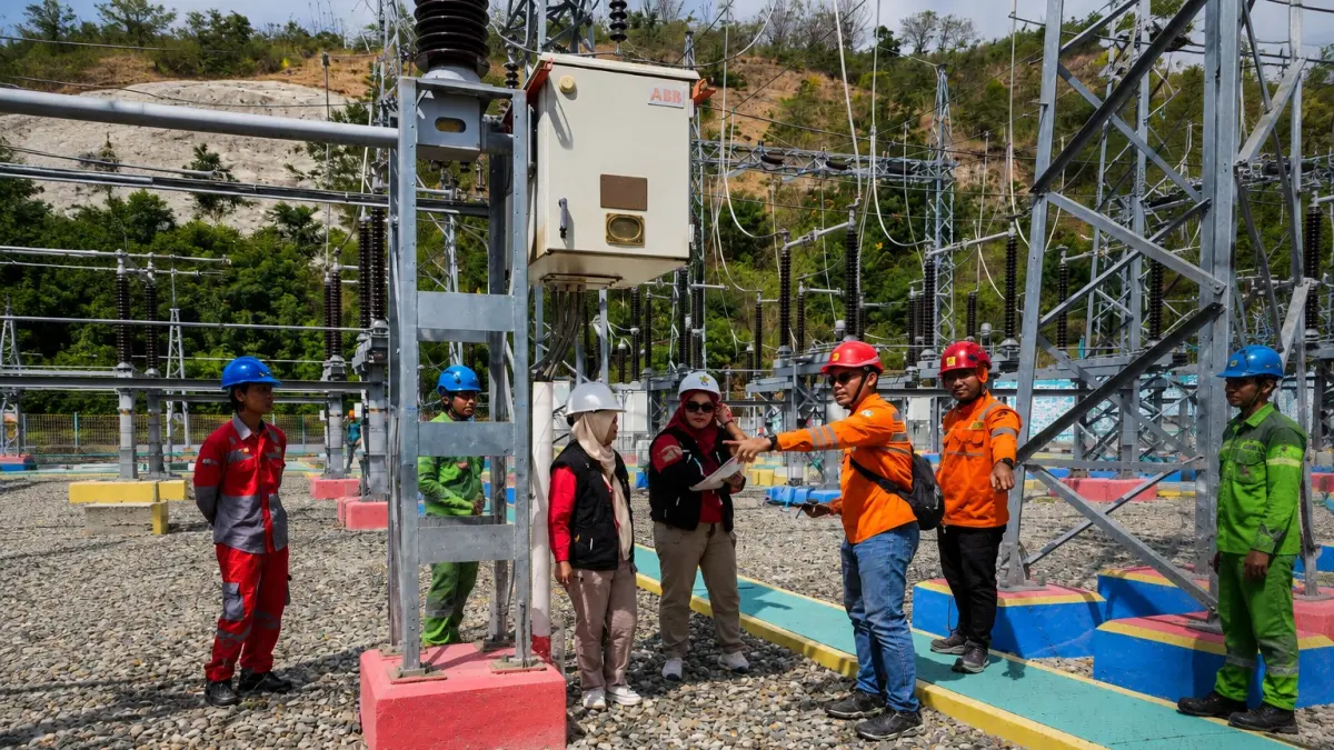 Tim K3L PLN UPT Palu selaku pendamping memberikan penjelasan teknis kepada peserta On Job Training (OJT) Peningkatan Kompetensi Teknis Pemeriksaan dan Pengujian Penerapan Norma K3 Listrik di area Gardu Induk (GI) Silae. 