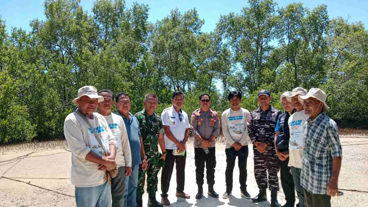 Tim melakukan survei lokasi pembangunan fasilitas pendukung Kampung Nelayan Merah Putih, Kampung Apengsala, Rabu (29/7/26).