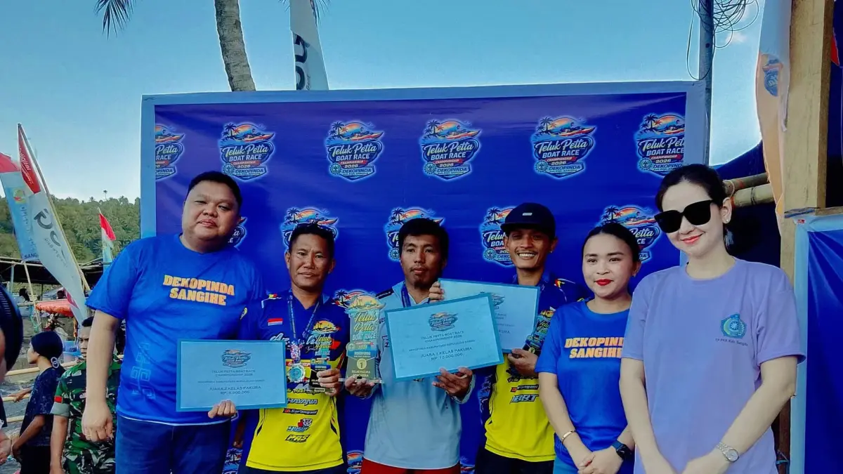 Wabup Tendris Bulahari (Kiri) bersama Ketua TP PKK Kabupaten Sangihe Cherry Thungari Soeyoenus dan Wakil Ketua Agnes Bulahari Walukow saat menghadiri acara penutupan teluk Petta Boat Race Championship 2026.