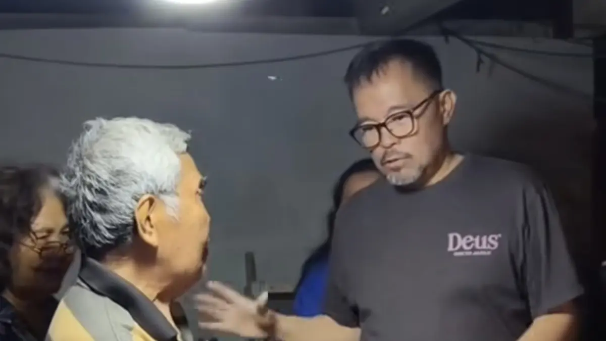 CEK: Wakil Wali Kota Manado saat menemui salah satu keluarga korban kebakaran di Asrama Gabungan, Pakowa, Kecamatan Wanea, Rabu (29/7)