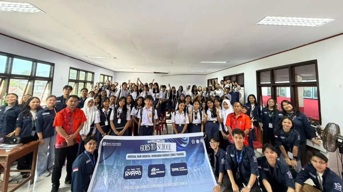 Peserta GenBI Unklab bersama masyarakat Desa Molompar Satu dalam rangkaian kegiatan GenBI Unklab Goes To Village 2026 yang meliputi edukasi, pelayanan kesehatan, aksi sosial, dan pengabdian masyarakat.