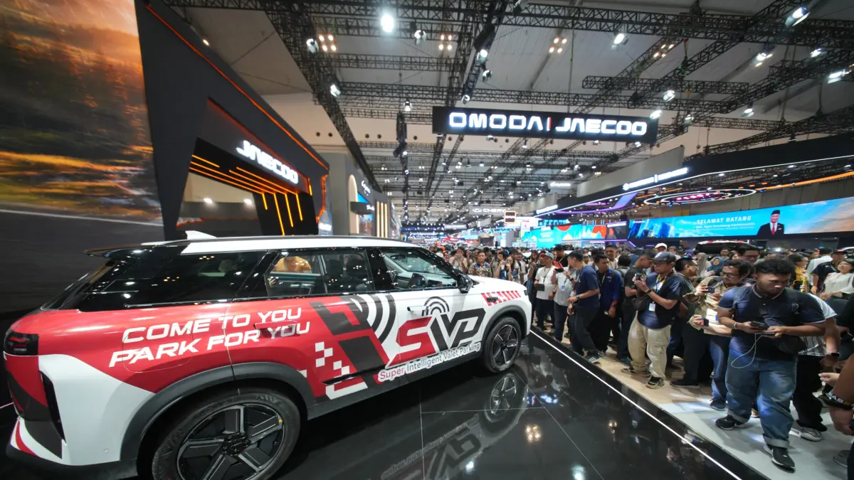 JAECOO memperkenalkan teknologi Super Intelligent Valet Parking (SIVP) pada J7 SHS-P di GIIAS 2026, menghadirkan fitur parkir otomatis dan pemanggilan kendaraan melalui smartphone.
