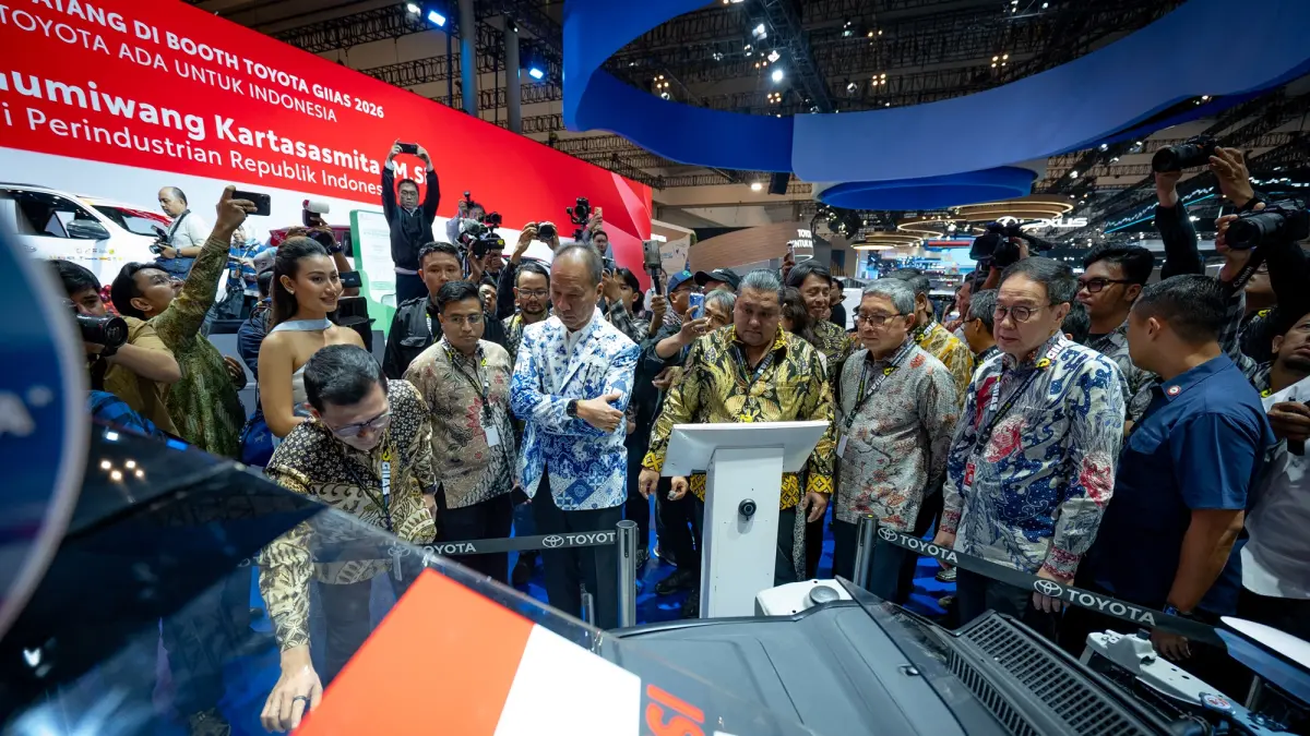 Menperin Agus Gumiwang Kartasasmita melihat langsung Toyota Fortuner Flexy Fuel Bioethanol E100 Concept di booth Toyota, GIIAS 2026.