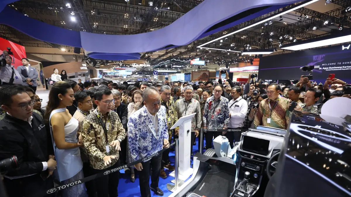 Menperin Agus Gumiwang Kartasasmita melihat langsung Toyota Fortuner Flexy Fuel Bioethanol E100 Concept di booth Toyota, GIIAS 2026.