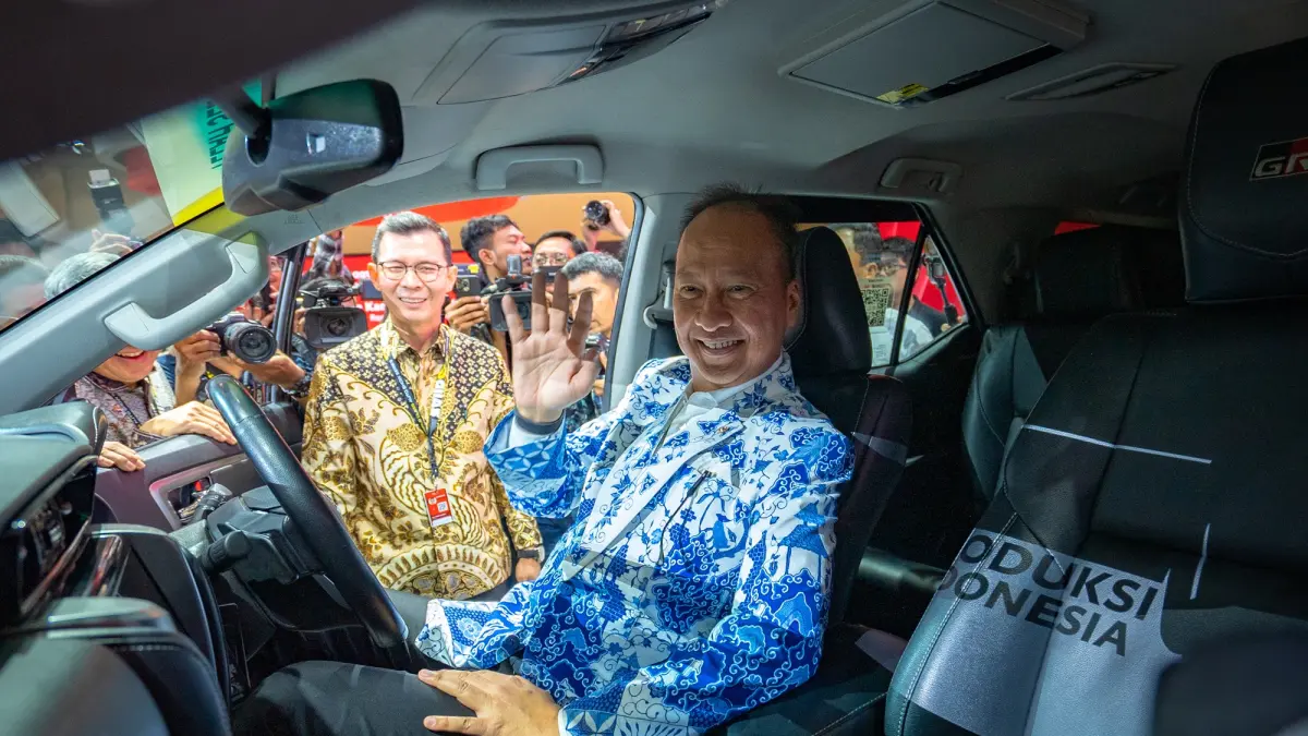 Menperin Agus Gumiwang Kartasasmita meninjau teknologi Toyota Veloz Hybrid EV saat mengunjungi booth Toyota di GIIAS 2026, ICE BSD City, Tangerang, Kamis (30/7).