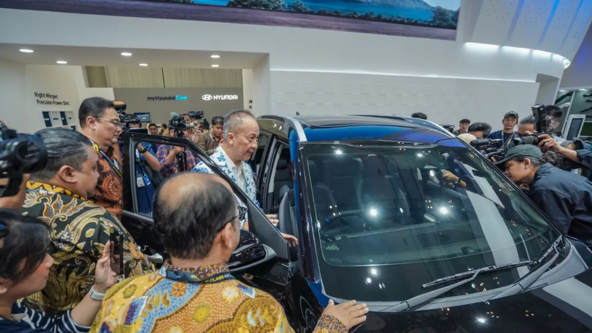 Menperin Agus Gumiwang melihat protoripe Hyundai NEIRA dengan didampingi oleh Fransiscus Soerjopranoto, Chief Operating Officer PT Hyundai Motors Indonesia
