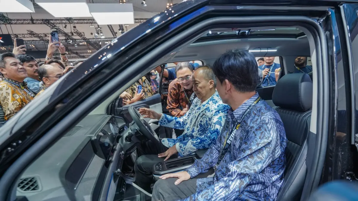 Menperin Agus Gumiwang mencoba langsung prototipe Hyundai NEIRA yang dipamerkan di GIIAS 2026 bersama Kenny Lee, President Director HMID dan didampingi oleh Fransiscus Soerjopranoto.
