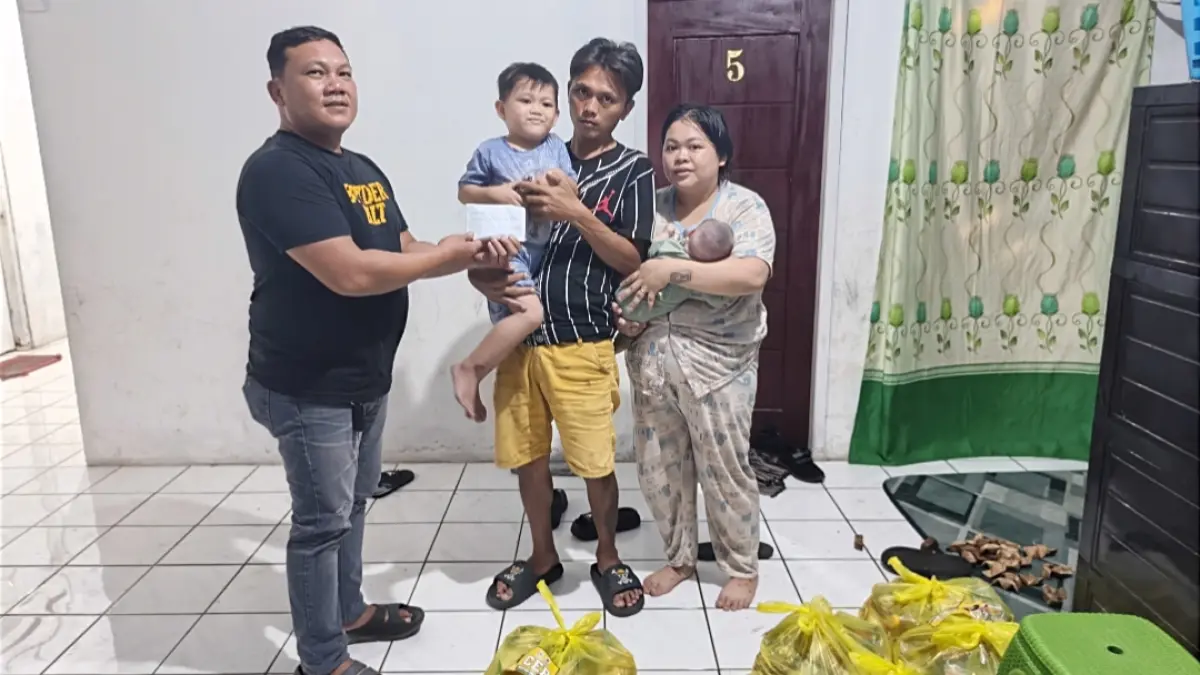 SELALU PEDULI: Anggota DPR RI Dr (HC) Christiany Eugenia Paruntu memberikan bantuan bagi Keluarga Rapar-Mogibung di Kota Manado.