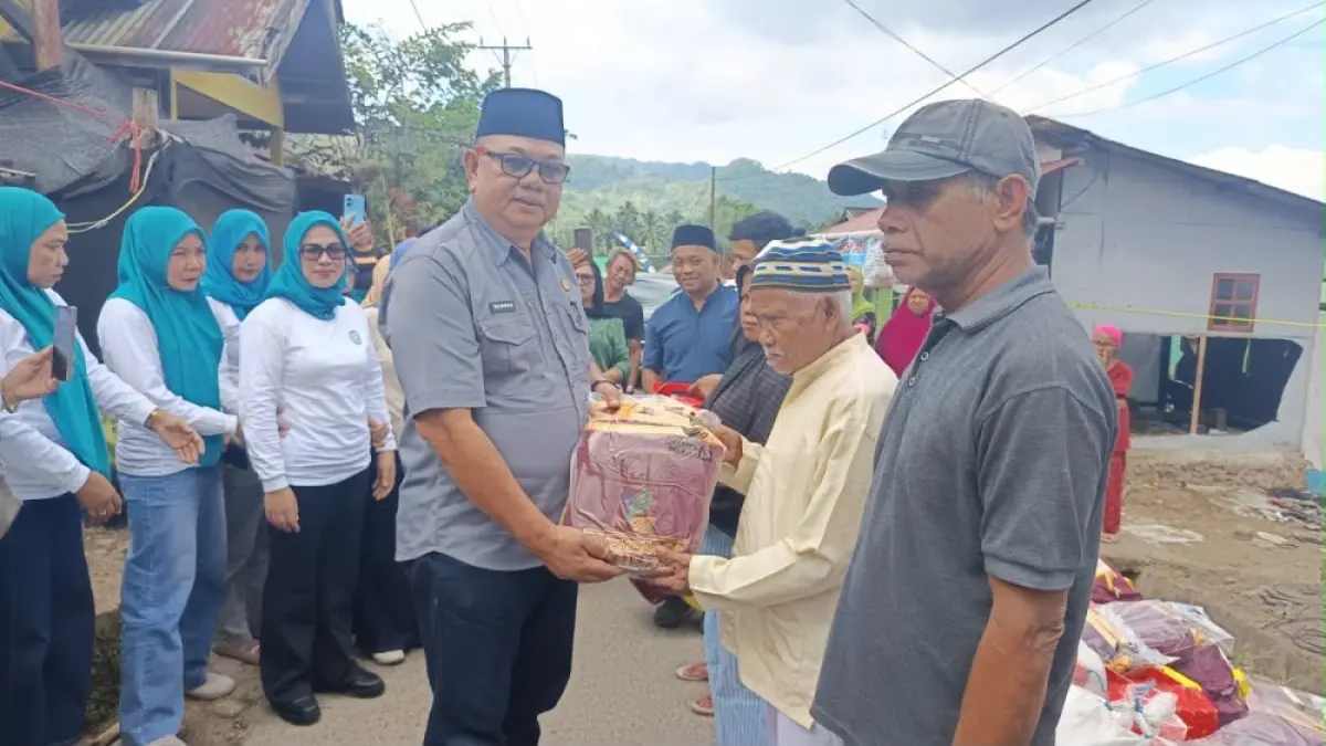 Pemkab Boltim bersama TP PKK menyalurkan bantuan bagi korban kebakaran di Desa Bongkudai serta mengajak warga meningkatkan kewaspadaan.
