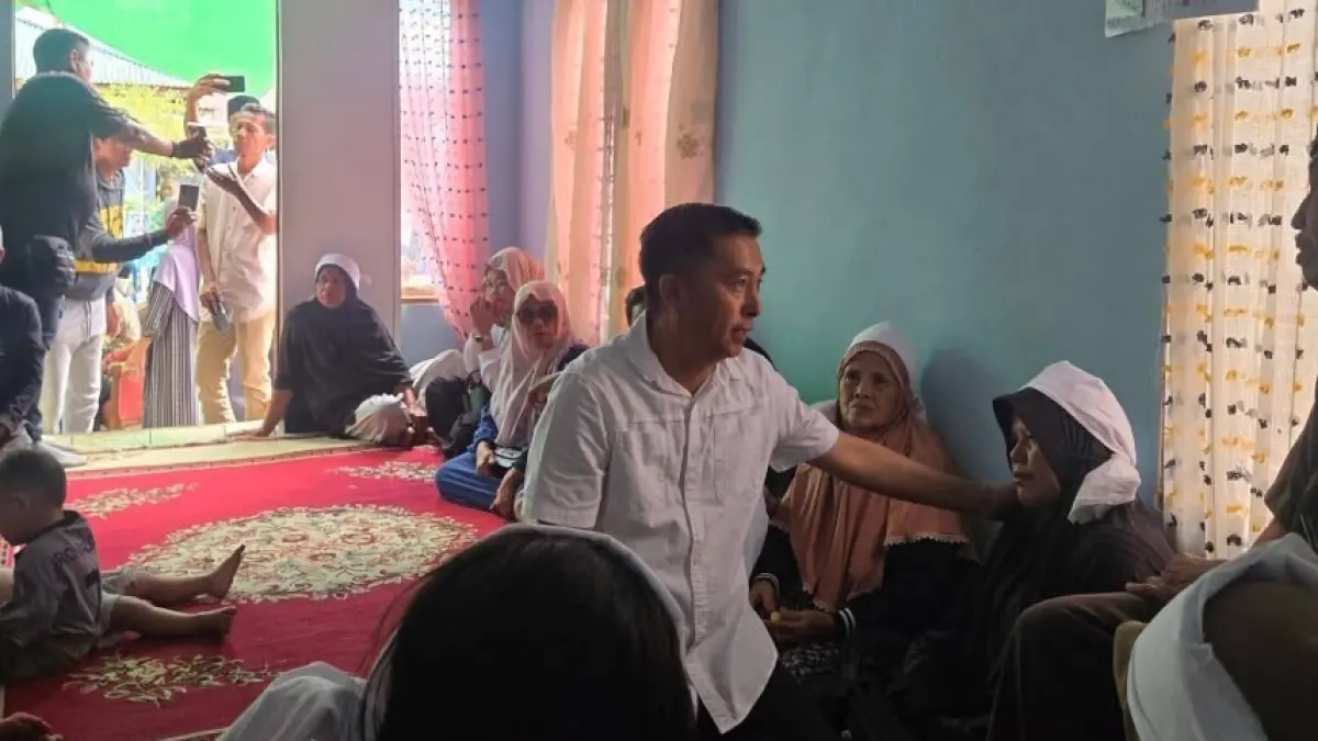 Wabup Argo V Sumaiku meninjau lokasi kebakaran di Desa Bongkudai, memastikan penanganan darurat dan bantuan bagi korban berjalan cepat.