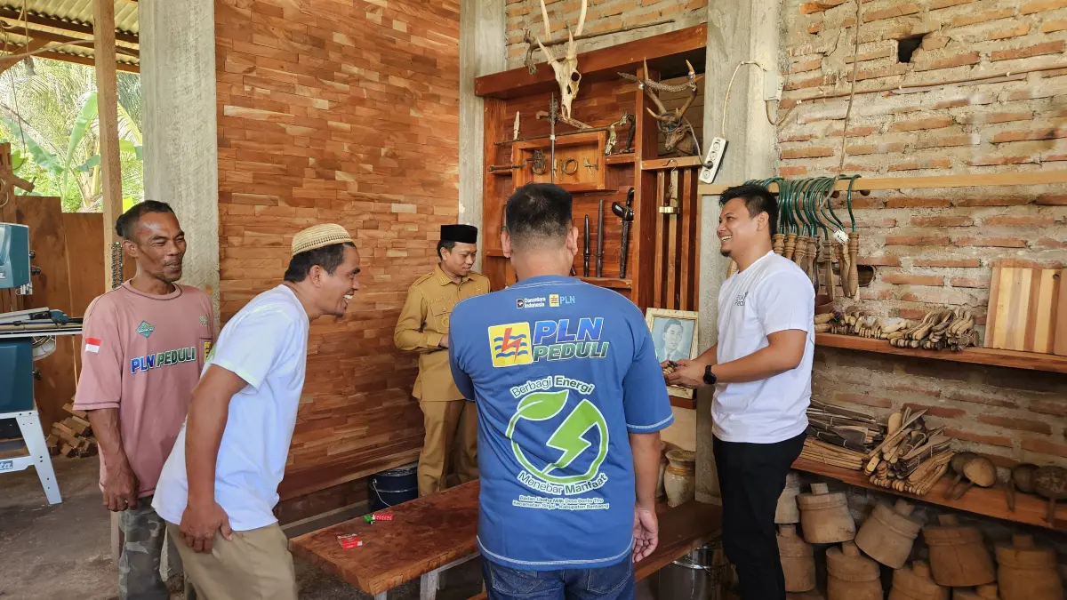  PT PLN (Persero) Unit Induk Pembangunan (UIP) Sulawesi menyalurkan Program Tanggung Jawab Sosial dan Lingkungan (TJSL) berupa Bantuan Usaha Mebel kepada UMKM Bulangita Kreatif di Desa Bulangita, Kecamatan Marisa, Kabupaten Pohuwato, Selasa (28/7). 