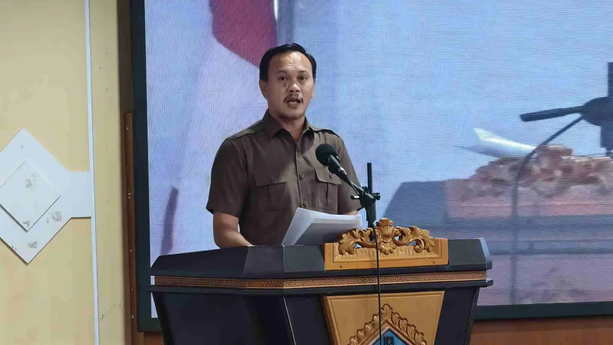 Anggota DPRD Minut Roli Rorong saat membacakan pandangan fraksi PDIP Minut
