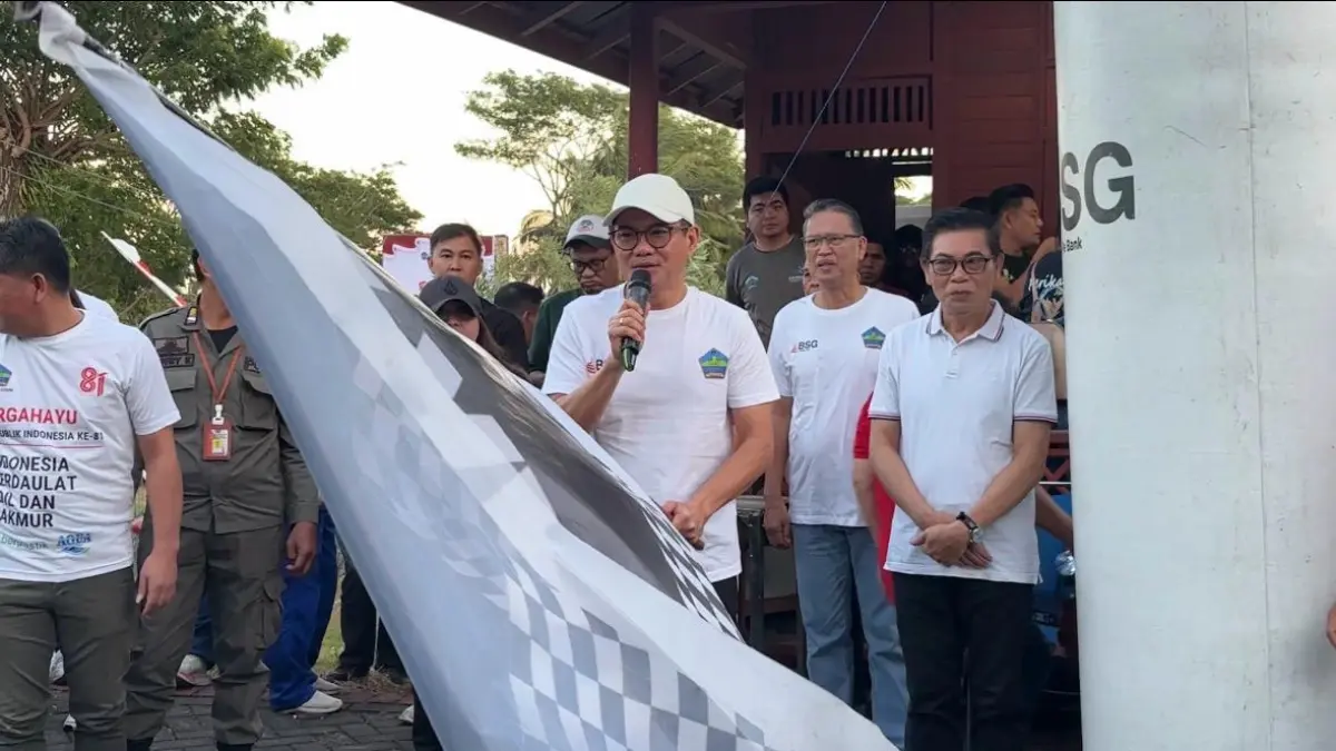 Bupati Minahasa Utara Joune Ganda saat melepas peserta jalan sehat dalam rangkaian peringatan Hari Ulang Tahun (HUT) ke-81 Kemerdekaan Republik Indonesia. 
