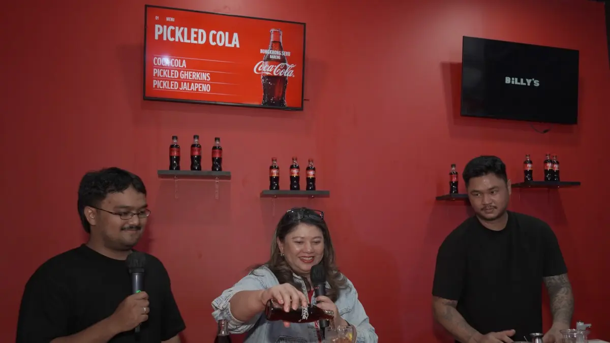 Eva Lusiana mendemokan penyajian ikonik Coca-Cola di acara Nongkrong Seru Bareng Coca-Cola