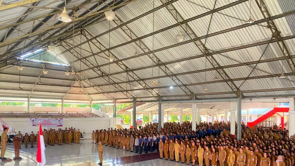 KHIDMAT: Bupati Minahasa Selatan Franky Donny Wongkar, didampingi Wakil Bupati Brigjen TNI (Purn.) Theodorus Kawatu, memimpin Apel Kebangsaan ASN periode Agustus 2026 di Aula Waleta, Kantor Bupati Minahasa Selatan, Senin (3/8).&nbsp;

&nbsp;