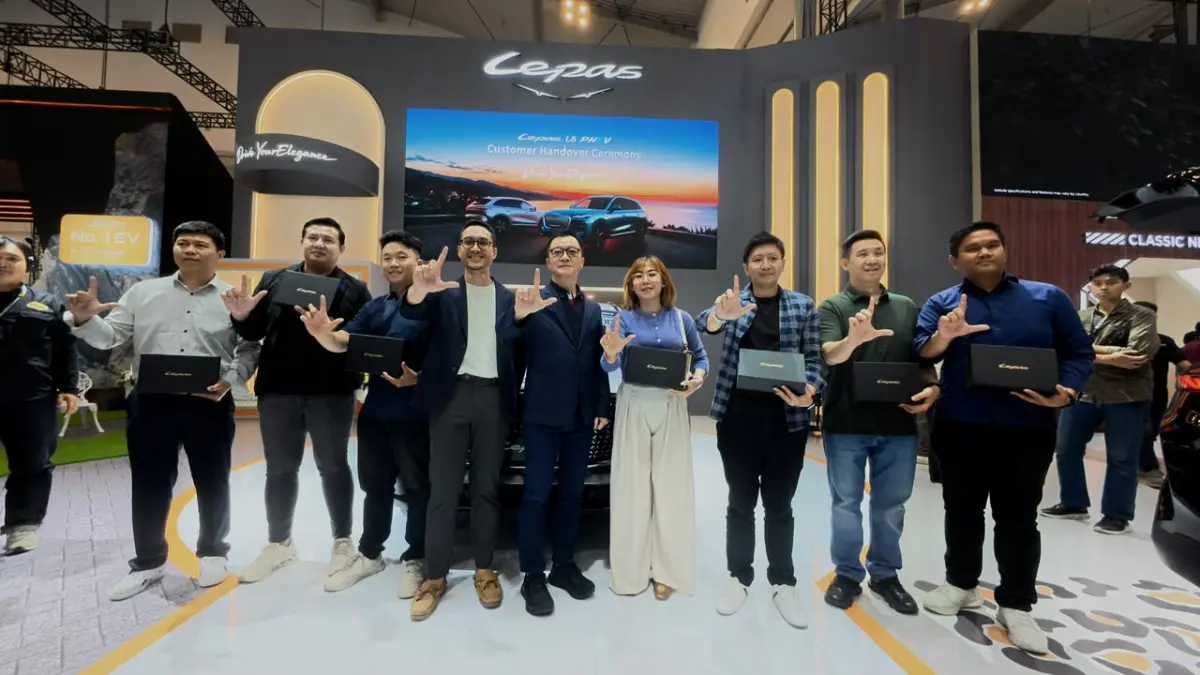 LEPAS Indonesia menyerahkan secara simbolis SUV Plug-in Hybrid LEPAS L8 kepada konsumen pertama dalam seremoni Customer Handover di GIIAS 2026, ICE BSD City, Tangerang, Minggu (2/8).