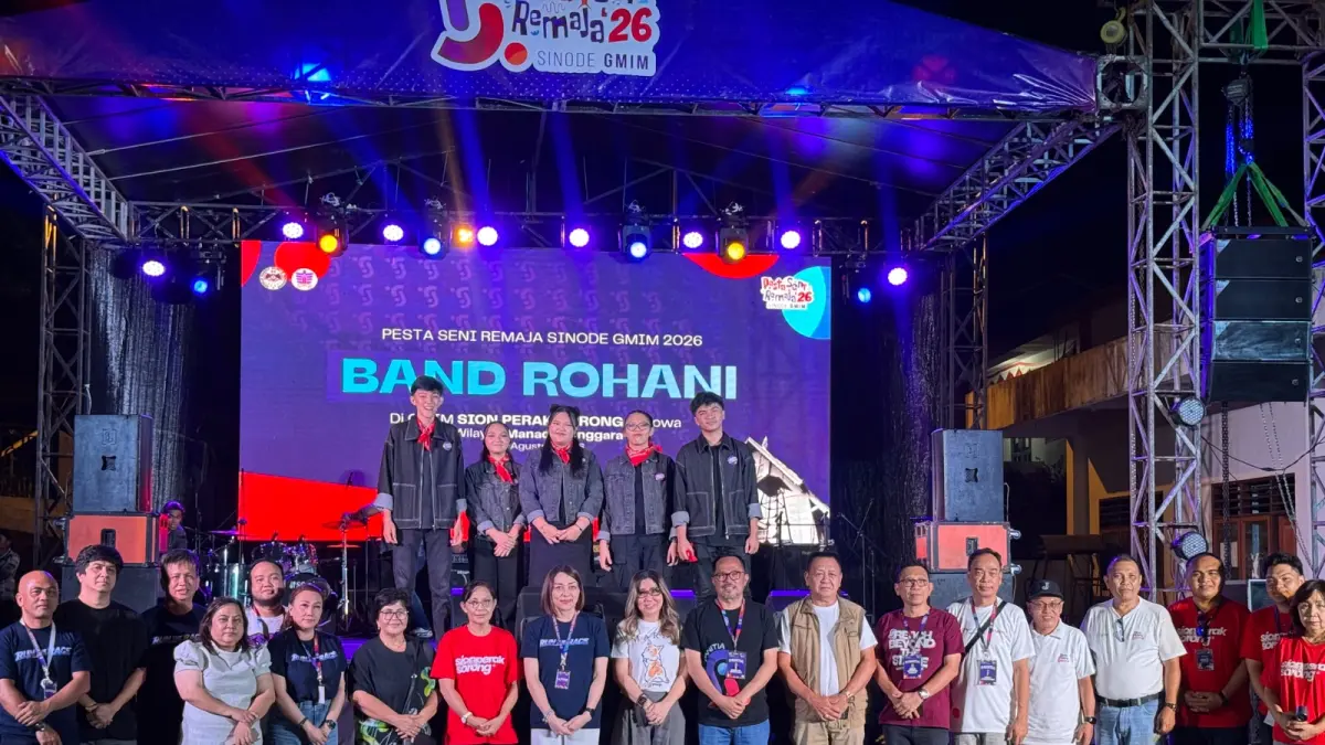 Tim B band rohani Getsemani Sakobar usai tampil tadi malam, foto bersama Ketua KPRS dr Michaela Paruntu, Ketua Umum Panitia dr Richard Sualang, Ketua BPMJ Getsemani Sakobar Pdt Meilly Lengkong-Pontoh.