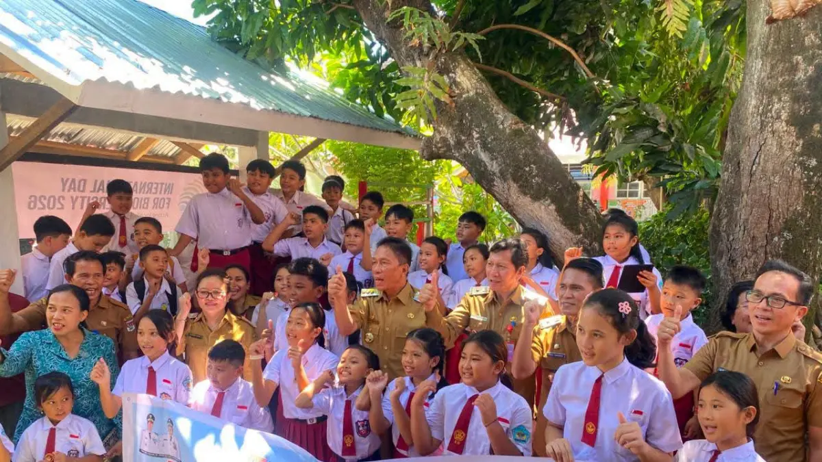 TINJAU LANGSUNG: Bupati Minahasa Selatan Franky Donny Wongkar, meninjau pelaksanaan Bulan Imunisasi Anak Sekolah (BIAS) Tahun 2026 di SD Negeri 2 Amurang, Senin (3/8).