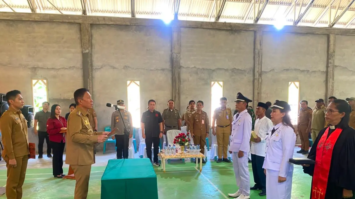 SAH: Bupati Minahasa Selatan Franky Donny Wongkar, melantik dan mengambil sumpah/janji Silvia Taogan, sebagai Hukum Tua PAW Desa Pakuweru Utara dan Sudirman Damopolii sebagai Hukum Tua PAW Desa Sapa Timur di GOR Desa Pakuweru Utara, Kecamatan Tenga, Selasa (4/8). Bupati menegaskan pentingnya persatuan, pelayanan publik, dan sinergi membangun desa.