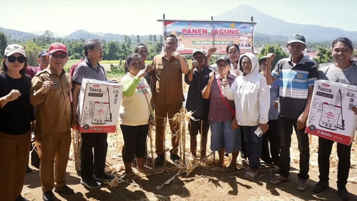 JAGA: Wakil Wali Kota Manadk Panen jagung bersama Kelompok Tani Sejati di Kelurahan Paniki Bawah, Selasa (4/8). 