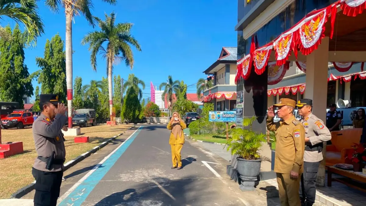 MANTAP: Bupati Minahasa Selatan Franky Donny Wongkar, didampingi Kapolres Minahasa Selatan AKBP David Candra Babega, memimpin Apel Gelar Pasukan Tanggap Bencana Dampak El Nino Tahun 2026 di Lapangan Mapolres Minahasa Selatan, Selasa (4/8).