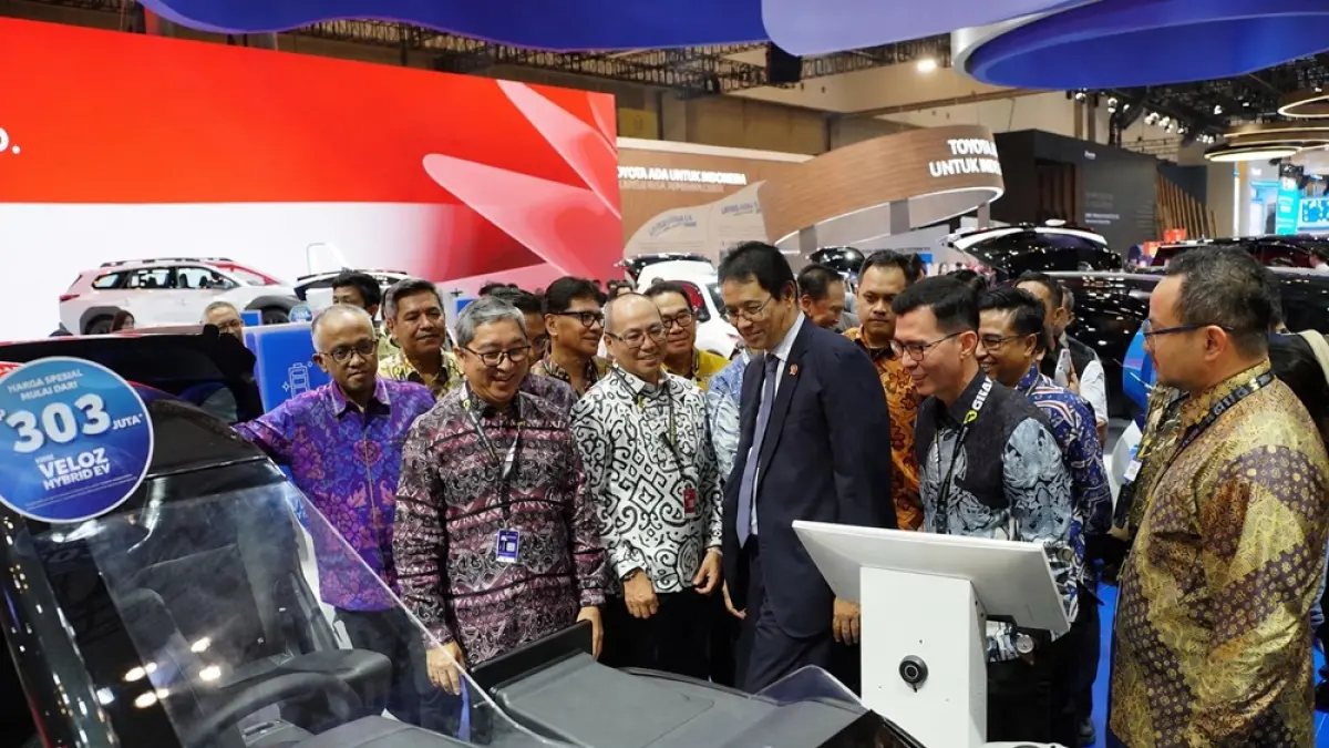 Menkeu Purbaya meninjau teknologi elektrifikasi Toyota saat mengunjungi booth GIIAS 2026 di ICE BSD City.

